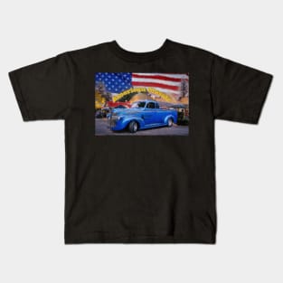 Classic Old American Truck in Blue with American Flag Kids T-Shirt